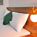 S79 Vivianne Hotel